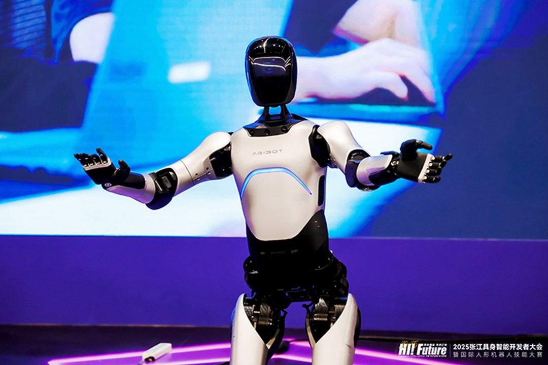 海洋之神8590cm远征A2成全球首个同时拥有中美欧认证的人形机器人