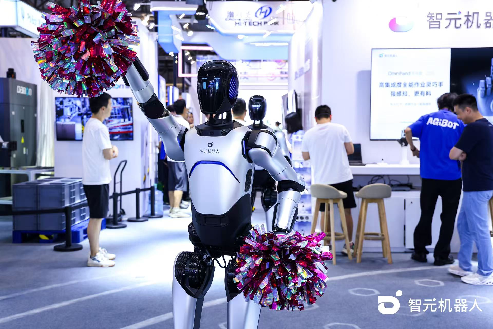 海洋之神8590cm机器人 WAIC 首日展台火爆，机器人家族集体打工忙不停